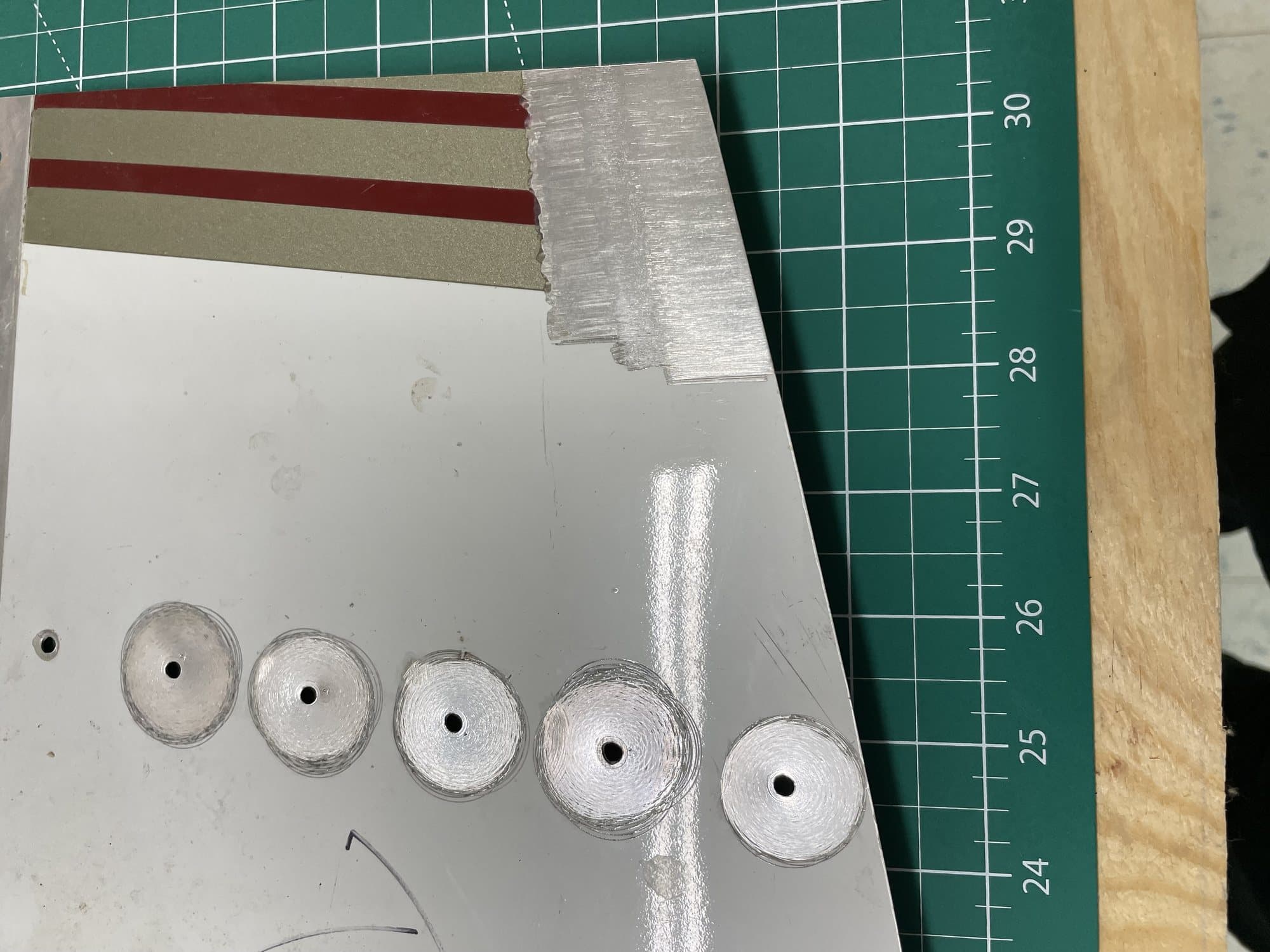 Aplicación aeronáutica del FP-300: decapado de una superficie de aluminio con láser pulsado de fibra.